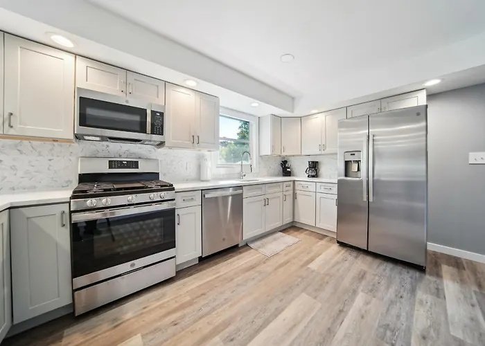 Charming Erie Home ~ 2 Mi To Downtown Delights!