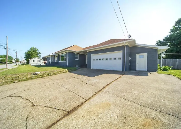 Charming Erie Home ~ 2 Mi To Downtown Delights!