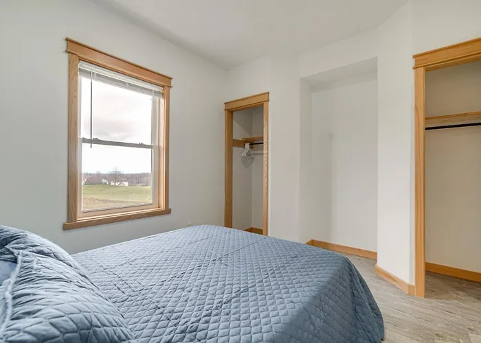 4 Mi To Lake: Golf-View Erie Condo W/ Porch