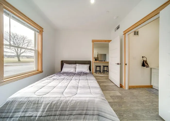 Golf Course View: Centrally Located Condo In Erie