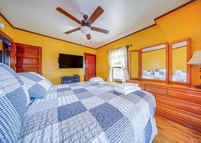 Family-Friendly Home: Walk To Lake Erie!